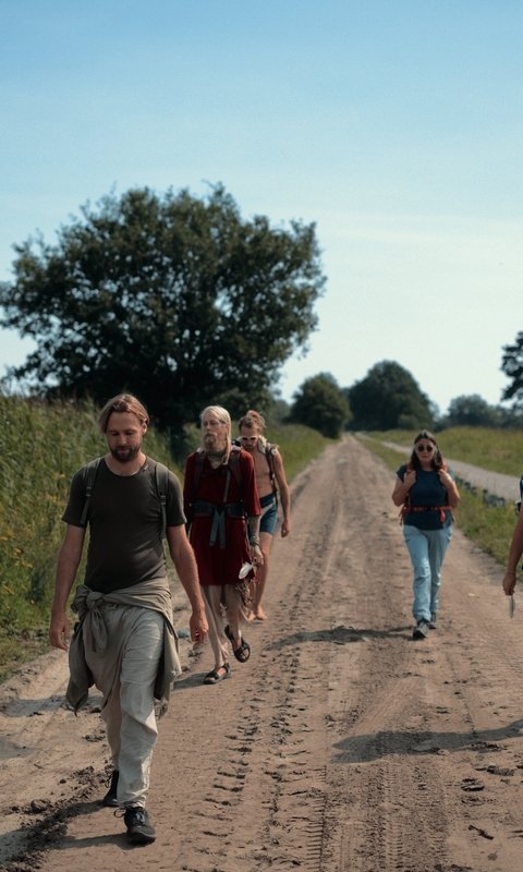 Een vijfdaagse verdiepende wandeltocht door de natuurgebieden van onze zuidergrens, inclusief een tweedaagse stilteretraite in het trappistenklooster Abdij Koningshoeven.