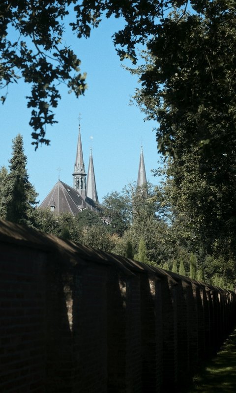 Een vijfdaagse verdiepende wandeltocht door de natuurgebieden van onze zuidergrens, inclusief een tweedaagse stilteretraite in het trappistenklooster Abdij Koningshoeven.